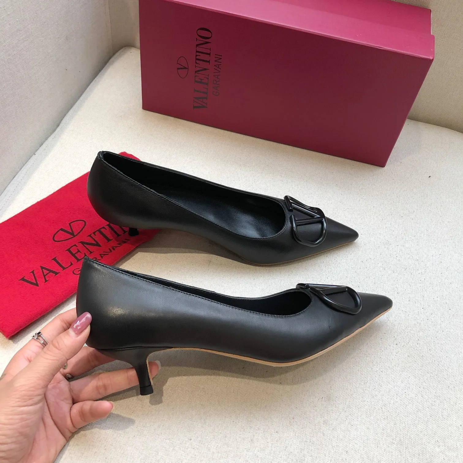 👟👟Ex-factory price 520👟👟 🆕Valentino. Valentino big v buckle shoes ㊙️Latest series in the counter, authentic version, perfect details It does not grind or tire your feet. It is a walking artifact. The last shape is completely compared to the counters. The details are perfect. Without the original version, it cannot be made so exquisite. Exclusive molded brass color. The highest version on the market. Fabric: imported sheepskin, lining and foot pads are all sheepskin. Color: 6 colors optional. Number of yards (34 to 41) 42 customized, non-refundable and non-exchangeable. Heel height: 4CM